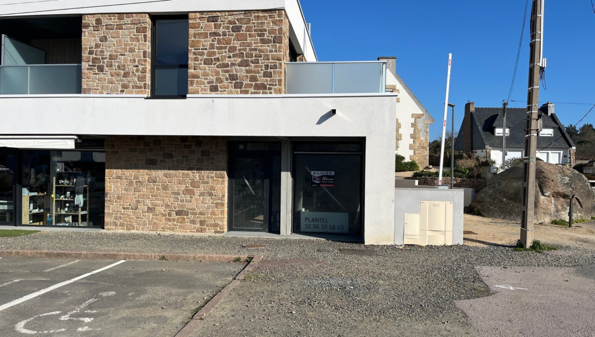 PLOUMANAC'H - A LOUER LOCAL COMMERCIAL 55 M2 Local Commercial Location
