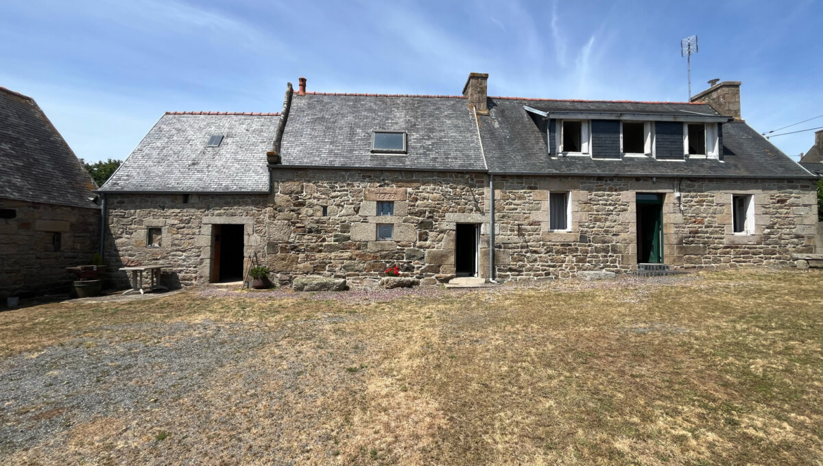 LANNION-SERVEL : Corps de ferme en pierres à rénover avec hangars